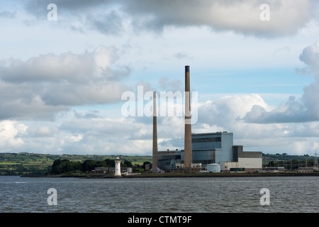 Tarbert Power Station sul fiume estuario del fiume Shannon, County Kerry, Irlanda. L'olio alimentato di generazione di elettricità in stazione. Foto Stock