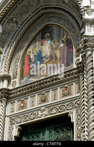 Mosaico sopra la porta principale del Duomo di Firenze, Italia, Europa Foto Stock