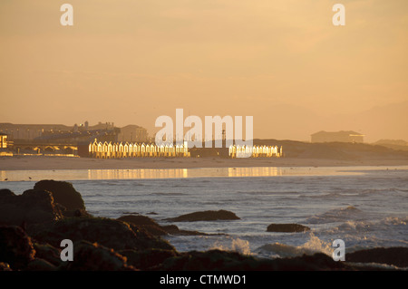 Il bagno iconica capanne sulla spiaggia di Muizenberg, Muizenberg, Cape Town, Western Cape, Sud Africa Foto Stock