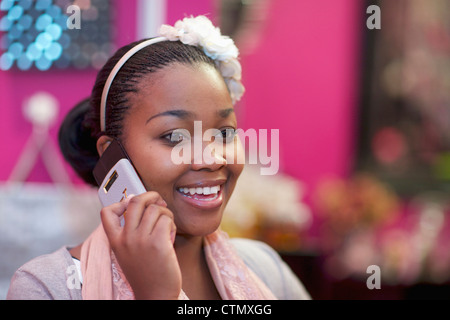 Una giovane donna con il suo telefono cellulare, Pietermaritzburg, KwaZulu-Natal, Sud Africa Foto Stock