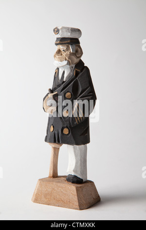 In legno intagliato marinai vintage kitch collezionabili a mare di capitano di marina sailor su sfondo bianco pescatore europeo modelli inglese Foto Stock