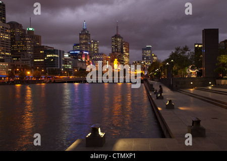 Melbourne Australia Southbank cityscape skyline notturno, cit luci, vista sul fiume Yarra che mostra queenbridge street Foto Stock