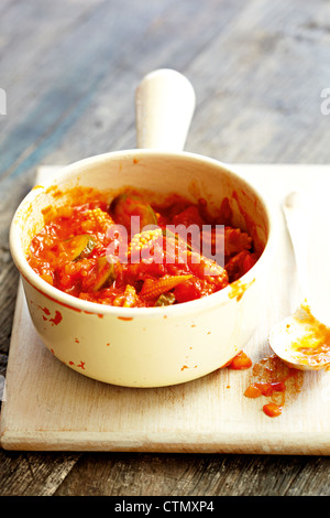 Ratatouille con baby mais, zucchine, peperoni rossi, pomodori e cipolla e aglio Foto Stock