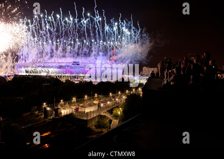 I londinesi guardare la cerimonia di apertura di Londra 2012 Olimpiadi di estate Foto Stock