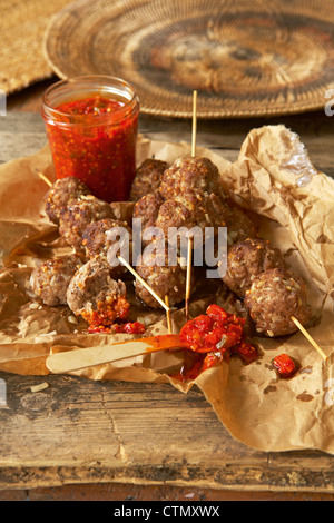 Tradizionale cucina africana. Suya. Shish kebab fatto con carne macinata, arachidi, cipolle e zenzero Foto Stock