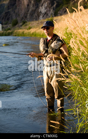 Un pescatore a mosca persegue le trote sul fiume Missouri nei pressi di Hardy, MT. (MR) Foto Stock