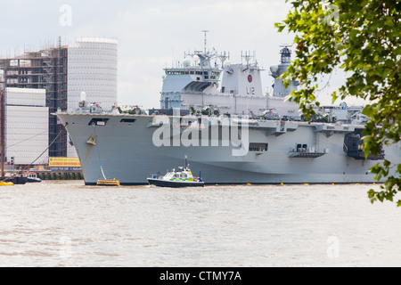 HMS Ocean ormeggiato a Greenwich con il lancio della polizia di fronte a lei Foto Stock