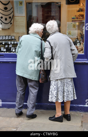 Due vecchie signore guardando in vetrina, Whitby, nello Yorkshire, Inghilterra, Regno Unito Foto Stock