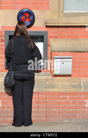 Donna che utilizza ATM, Natwest, Whitby, North Yorkshire, Inghilterra, Regno Unito Foto Stock