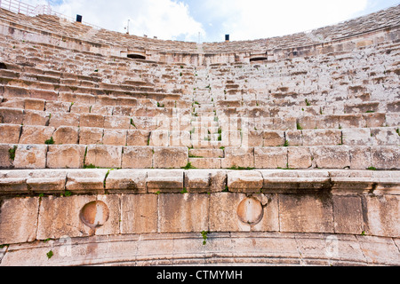 I sedili in pietra in un antico edificio di grande teatro Sud , Jerash in Giordania Foto Stock