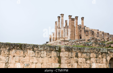 Il tempio di Zeus nella città antica Jerash in Giordania Foto Stock