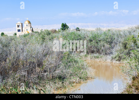 Vista sul fiume giordano Valle e San Giovanni chiesa vicino al sito di battesimo Foto Stock