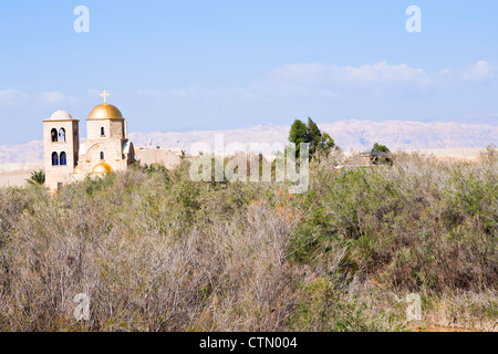 Vista su San Giovanni chiesa vicino sito il battesimo nel fiume Giordano Valley Foto Stock