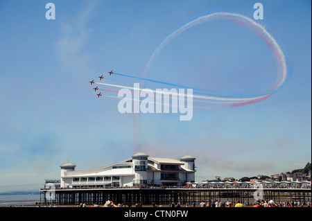 Le frecce rosse eseguire una manovra al di sopra del Grand Pier a Weston Super Mare. Foto Stock