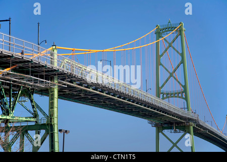 Vista di Angus L. MacDonald ponte che collega Dartmouth e Halifax, Nova Scotia, Canada. Foto Stock