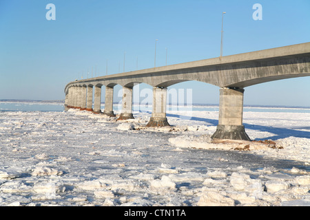 Vista invernale della Confederazione ponte che collega New Brunswick e del Prince Edward Island, Canada. Foto Stock