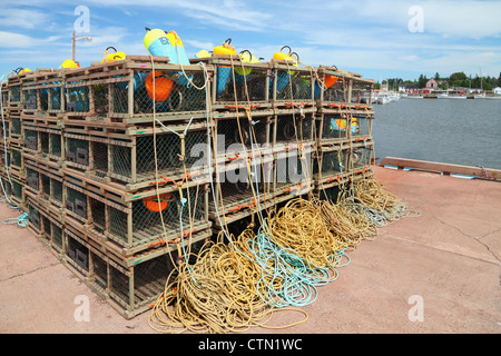 Un mucchio di aragosta trappole impilati su una banchina nelle zone rurali di Prince Edward Island, Canada. Foto Stock