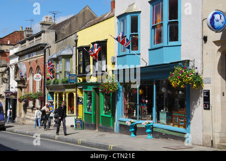 Negozi colorati in Glastonbury High Street Somerset Inghilterra Foto Stock