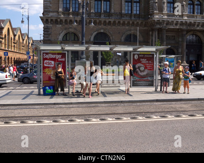 Persone in attesa per autobus alla fermata, Budapest, Ungheria, Europa orientale Foto Stock