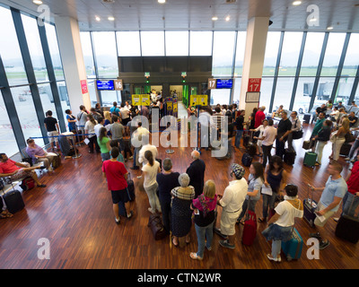 Passeggeri nell'aeroporto internazionale di Orio al Serio di Bergamo, Italia Foto Stock