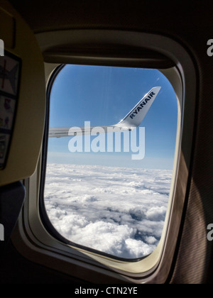 Ryanair ala di aeroplano visto dall'interno della cabina attraverso la finestra Foto Stock