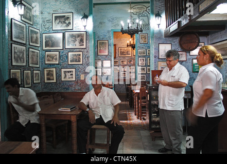 Il personale della La Bodeguita del Medio ristorante pronti per l'ora di pranzo Havana, Cuba Foto Stock
