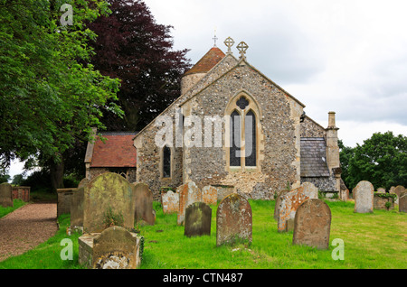 Una vista da est della parrocchia di Tutti i Santi a Freethorpe, Norfolk, Inghilterra, Regno Unito. Foto Stock