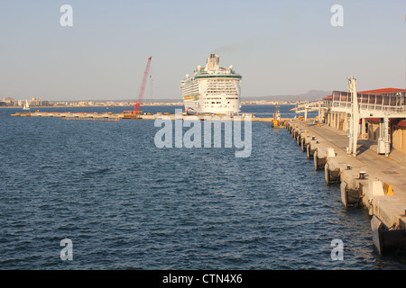 Royal Caribbean International la nave da crociera "Indipendenza dei mari' uscire nel tardo pomeriggio dal porto di Palma Foto Stock