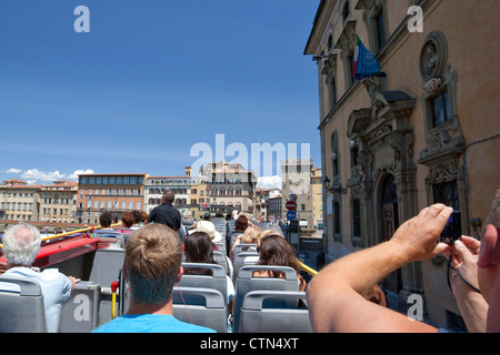 Tourist prende foto dalla sommità aperta del bus panoramico, Firenze, Italia Foto Stock