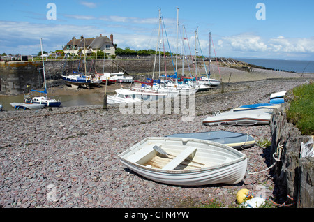 Porlock Weir harbour nel Somerset, Inghilterra a bassa marea su un giorno d'estate. Il porto è realizzato al di fuori di una banca shingle beach. Foto Stock