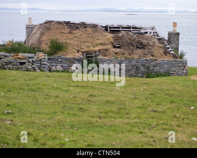 Blackhouse abbandonati, Berneray, Scozia Foto Stock