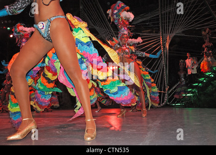 Ballerini in scena presso il club tropicana in Havana, Cuba Foto Stock