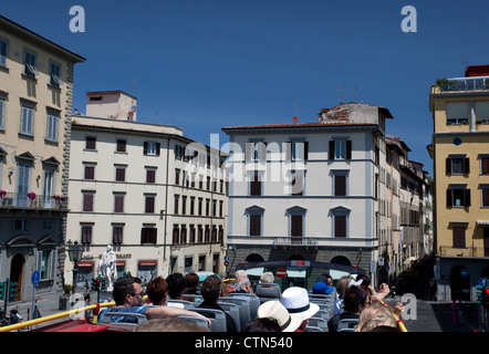 I turisti in un aperto superiormente e autobus turistici a Firenze, Italia Foto Stock