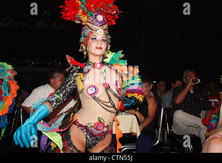 Un ballerino si mescola con il pubblico al Club Tropicana in Havana, Cuba Foto Stock