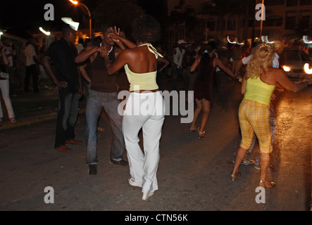 I locali di Salsa Dancing sulle strade di Varadero, Cuba Foto Stock