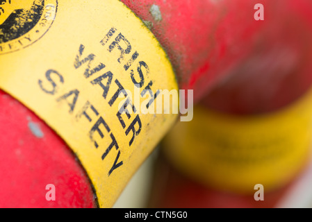 Acqua irlandese lifebelt sicurezza su Galway Coast, Repubblica di Irlanda. Foto Stock