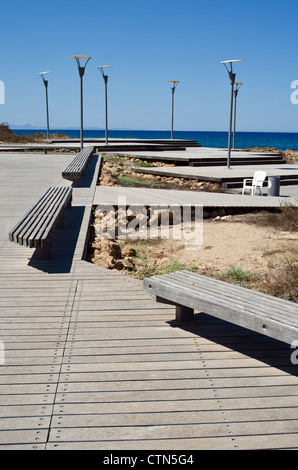 La strada verso il mare e lampioni in Cipro Foto Stock