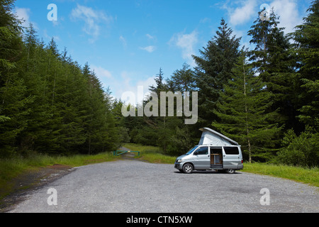 Mazda Bongo Frendee camper, parcheggiato con il suo tetto elevata Foto Stock