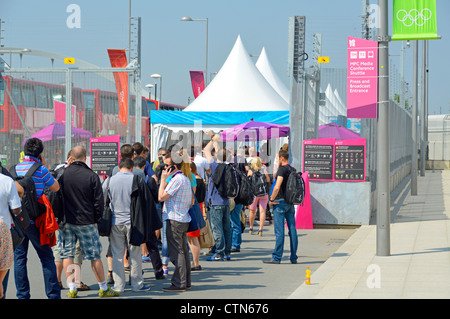 Coda a un controllo di sicurezza nel punto di entrata per i supporti di stampa e le emittenti televisive a Londra 2012 Olympic Park solo uso editoriale Foto Stock