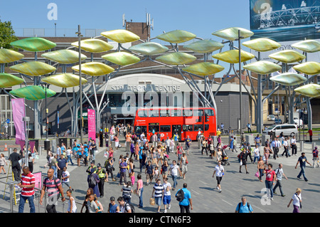 Stratford Centre & adiacente Westfield & stazione ferroviaria concourse con sculture di pesce Street per i giochi olimpici di Londra Est 2012 Newham Inghilterra Regno Unito Foto Stock