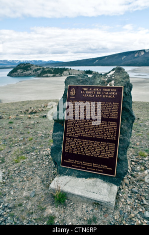 Un segno storico che segna il vecchio percorso originale dell'autostrada dell'Alaska al lago Kluane, nel Parco Nazionale di Kluane, Haines Junction, Yukon, Canada. Foto Stock