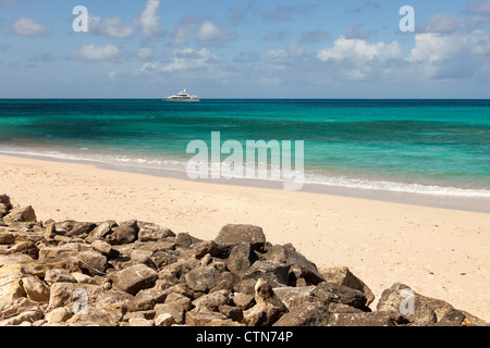 Tropicali dei Caraibi seascape spiaggia con Motor Yacht e cielo blu sulla bella giornata di sole Foto Stock