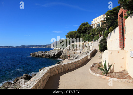 Sentiero costiero, Cap d Ail, Cote d Azur, in Provenza Costa Azzurra, Mediterraneo, Francia, Europa Foto Stock