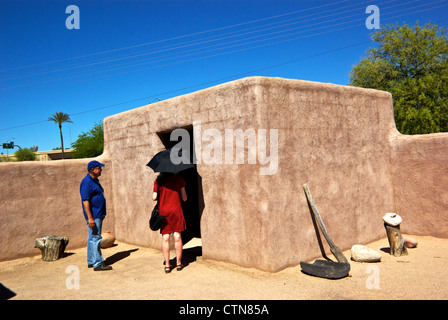 Docente visitatore mostra archeologica di ricreazione Arizona Prime nazioni l'edificio di stoccaggio Pueblo Grande Museum Foto Stock