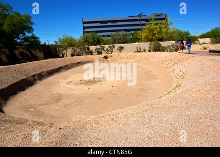 Docente visitatore mostrando Arizona Prime Nazioni di forma ovale ballcourt scavo archeologico Pueblo Grande Museum Foto Stock