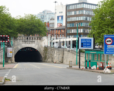 Ingresso a Birkenhead tunnel con stand in Liverpool Regno Unito Foto Stock