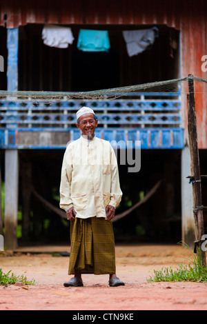 Il Khmer Cham uomo sulla ex terra di Marguerite Duras' (autore francese "l'Amante') residence - Provincia di Sihanoukville, Cambogia Foto Stock
