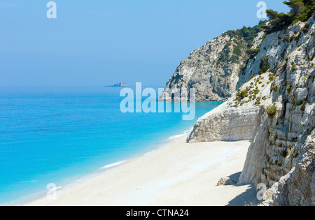 Bella estate Egremni bianca spiaggia sul Mar Ionio (Lefkada, Grecia) summer view dalla roccia più vicina Foto Stock