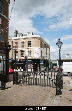 Cancelli per il patrimonio trimestre High Street Gravesend Kent REGNO UNITO e il molo Pub Foto Stock