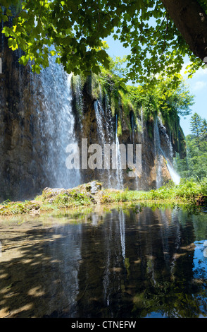 Cascata la riflessione in piccoli chiaro lago trasparente (Parco Nazionale dei Laghi di Plitvice, Croazia) Foto Stock